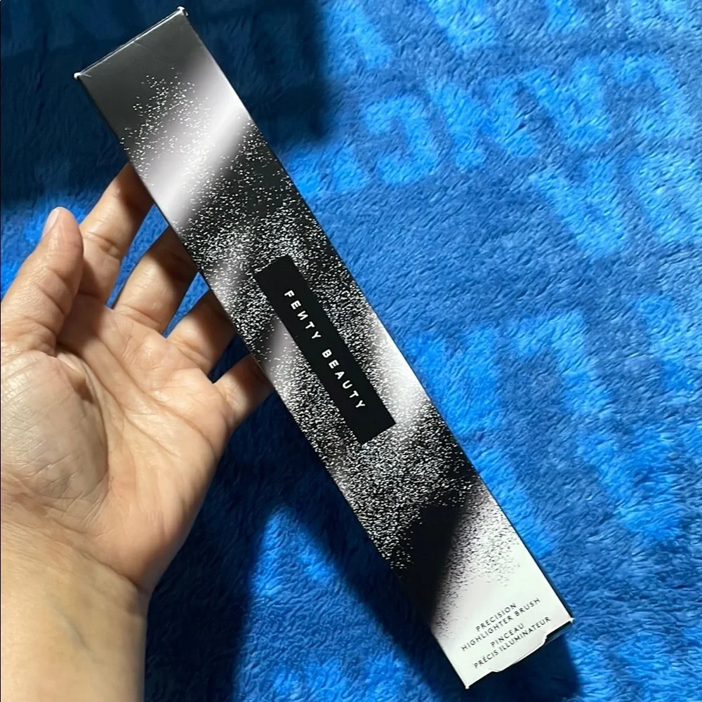 Fenty Beauty Highlighting Brush in Black and White